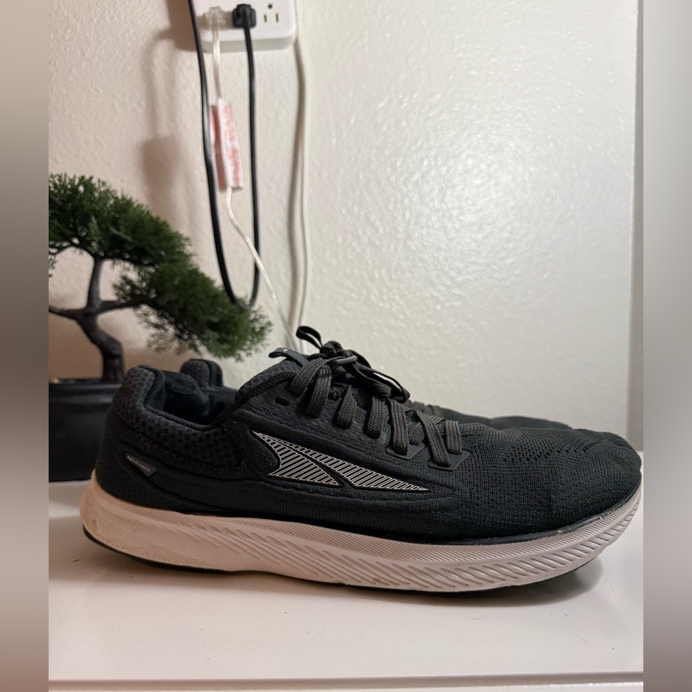 Altra men size 9 & Black and White Men's Shoes